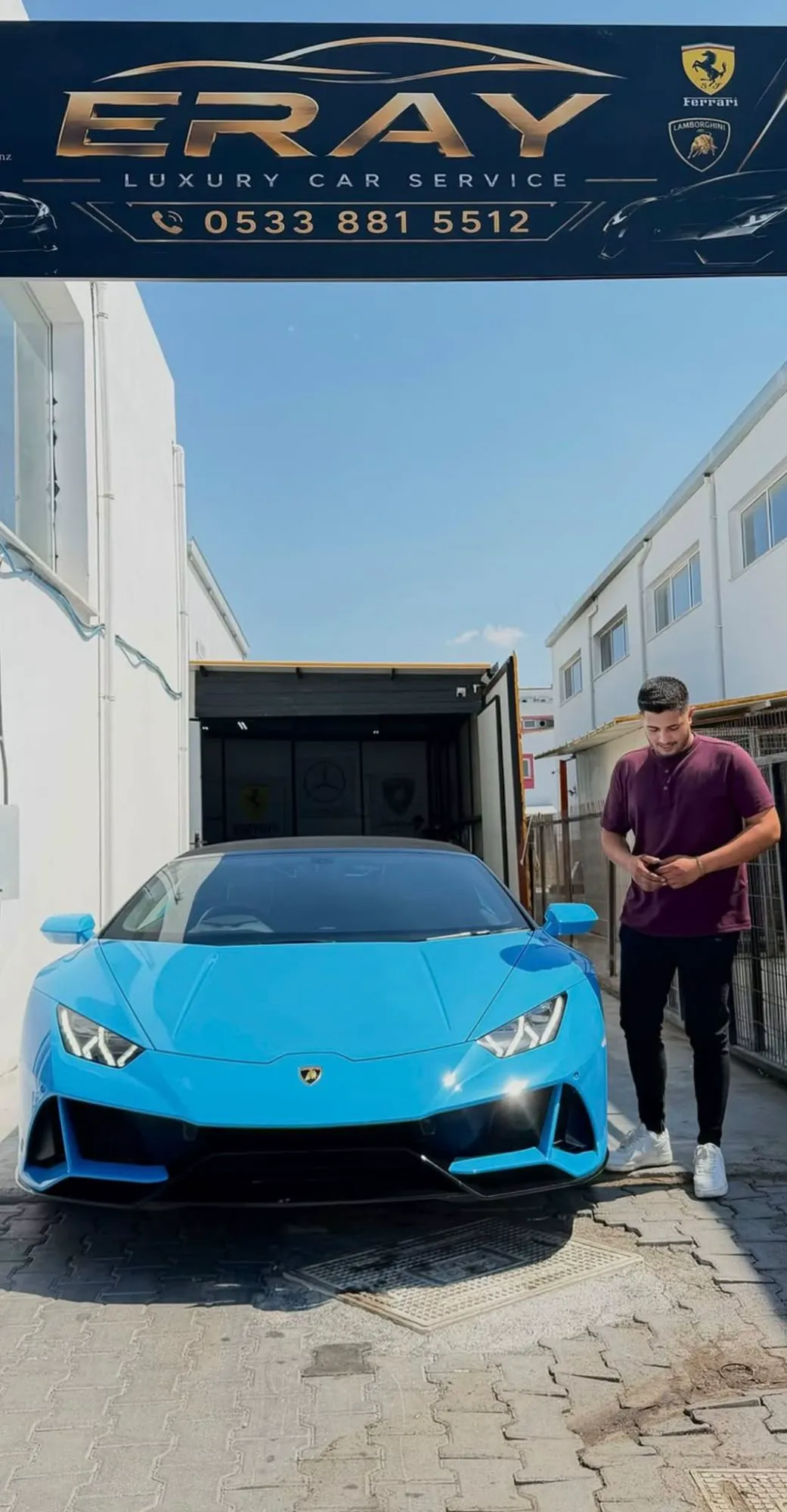 Eray Luxury Car Service tabelasının altında mavi Lamborghini Huracán
